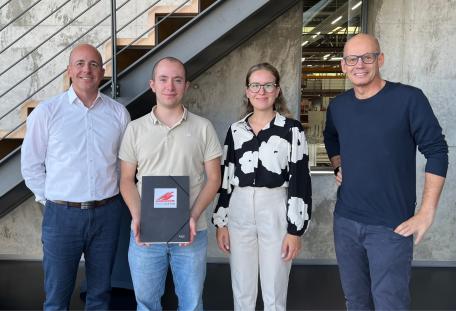 Zeugnisübergabe an Dualen Studenten